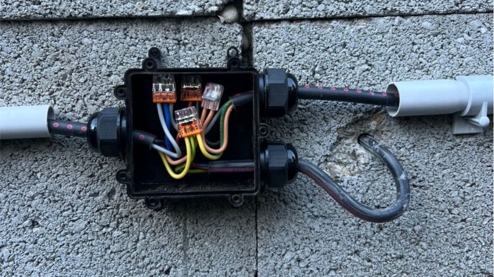 Boite de dérivation étanche à vis IP68 – 3 entrées - Axial
